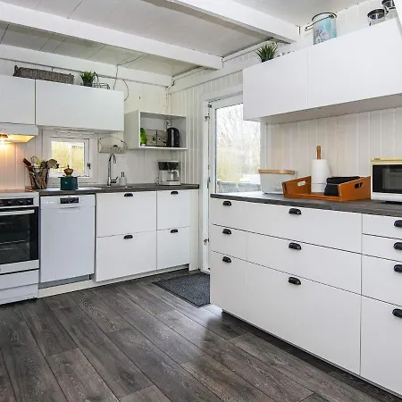 4 Person In Hemmet-by Traum